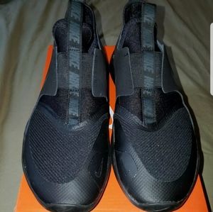 Nike flex runner black running shoes youth size 6.5 in excellent condition